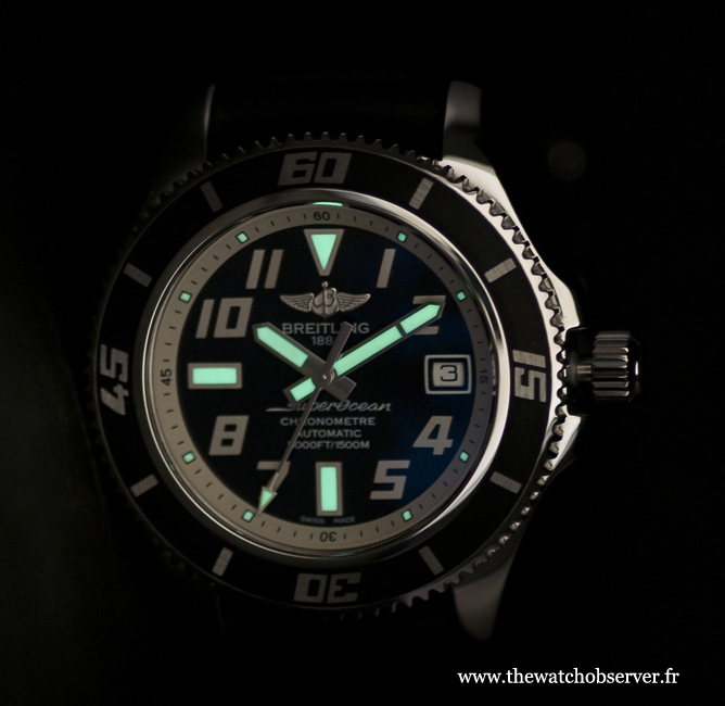 The comfort on the wrist is excellent thanks to the Breitling's diameter and limited weight.