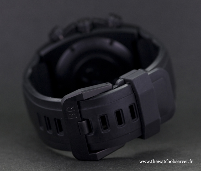 Bell & Ross delivers this BR02-94 Carbon with 2 straps: a rubber one and an nylon one.