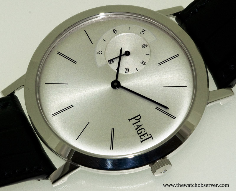 The dial : the black rhodium hands and markers are uncluttered to the utmost. 