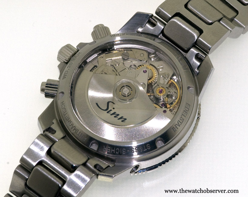 The very large sapphire back, slightly rounded, lets see the movement with its Sinn engraved rotor.