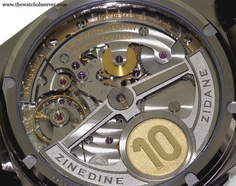 IWC choosed to exhibit the movement to the view of crazy fans through a sapphire back : it would have been a pity not being able to read the beautiful engraving “Zinedine Zidane” of the oscillating weight.