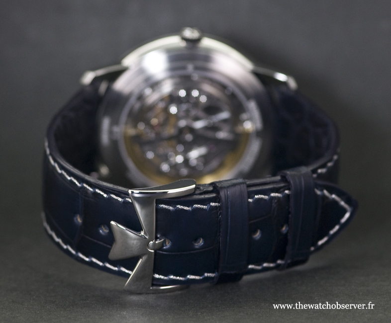 More surprising - and aesthetically very well-done, the stitches on the navy blue alligator strap are made of silk and platinum.
