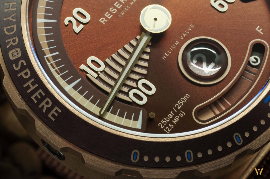 Focus on the dial - RESERVOIR Hydrosphere Bronze Maldives Edition