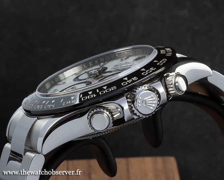 A flat sapphire glass - Rolex Daytona 116500LN