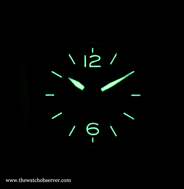 The luminescent material of the dial and the markers is reactive and prolongs this legibility in dark environments – and at light.